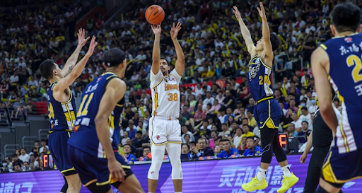 愿无大碍！英冠查尔顿vs朴茨茅斯因看台球迷昏迷不醒腰斩